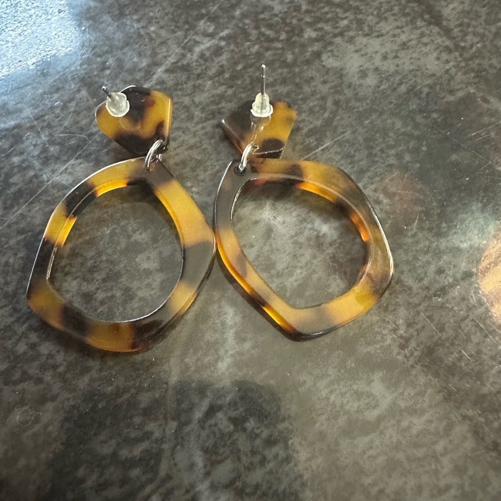 Tortoiseshell earrings. - Picture 3 of 3